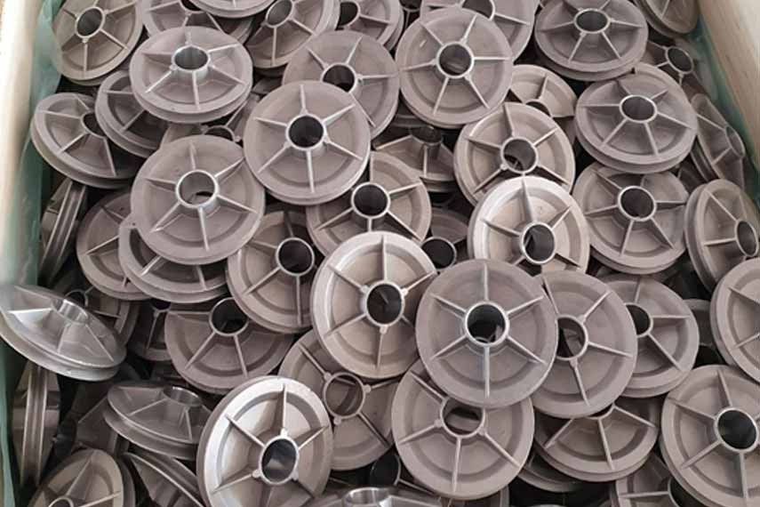 Bulk stock of precision die-cast aluminum pulley components manufactured by Karmayogi Engineers, designed for high-performance mechanical and industrial applications.