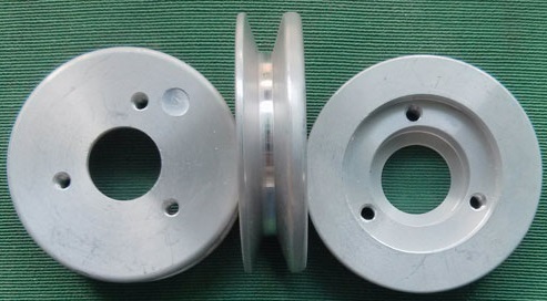 CNC machined aluminum pulleys with precision-drilled mounting holes,ideal for belt-driven mechanical systems in automotive or industrial applications.